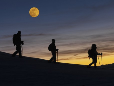 racchette-da-neve-al-chiaro-di-luna-pineta-hotels-trentino-455x341